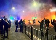 英国骚乱现场直播:极右翼暴徒袭击了100多个地区，警方准备应对当晚的大屠杀